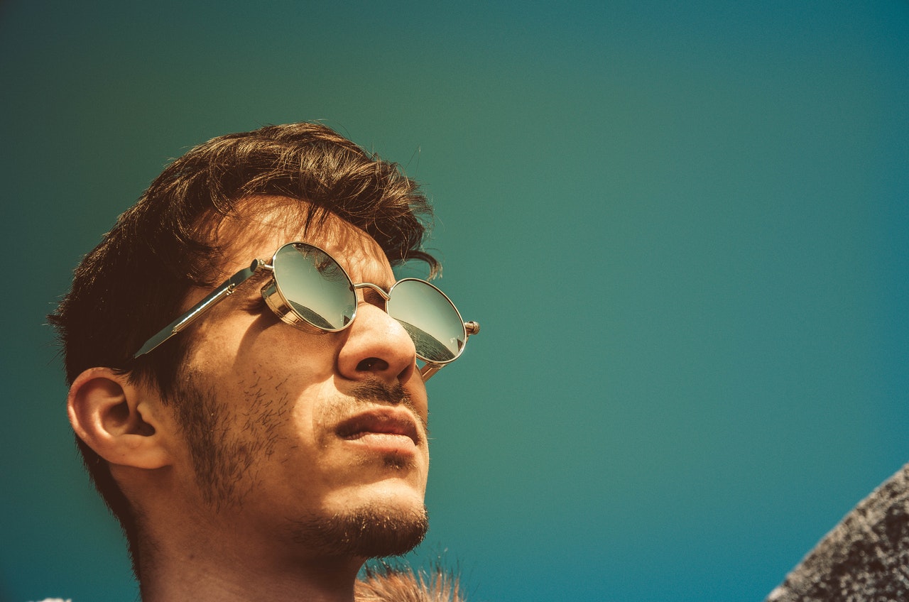 mężczyzna w stylowych okularach przeciwsłonecznych